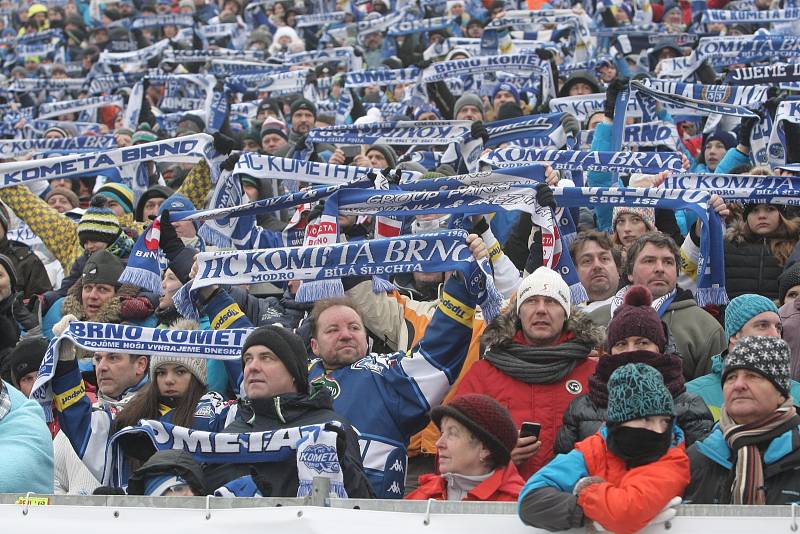 Hokejisté brněnské Komety zvítězili v úvodním utkání Open Air Game na provizorním kluzišti za Lužánkami 5:2. Na extraligové utkání přišla rekordní návštěva 18 514 diváků.