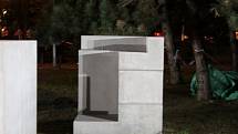 Ve čtvrtek večer na Janáčkově náměstí v Brně slavnostně odhalili památník architekta Adolfa Loose. Předcházelo tomu komediální vystoupení.
