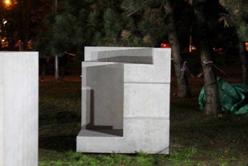 Ve čtvrtek večer na Janáčkově náměstí v Brně slavnostně odhalili památník architekta Adolfa Loose. Předcházelo tomu komediální vystoupení.