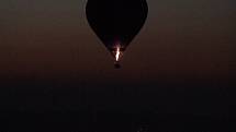Noční balónové létání nad Brnem - objektivem fotografa Deníku.