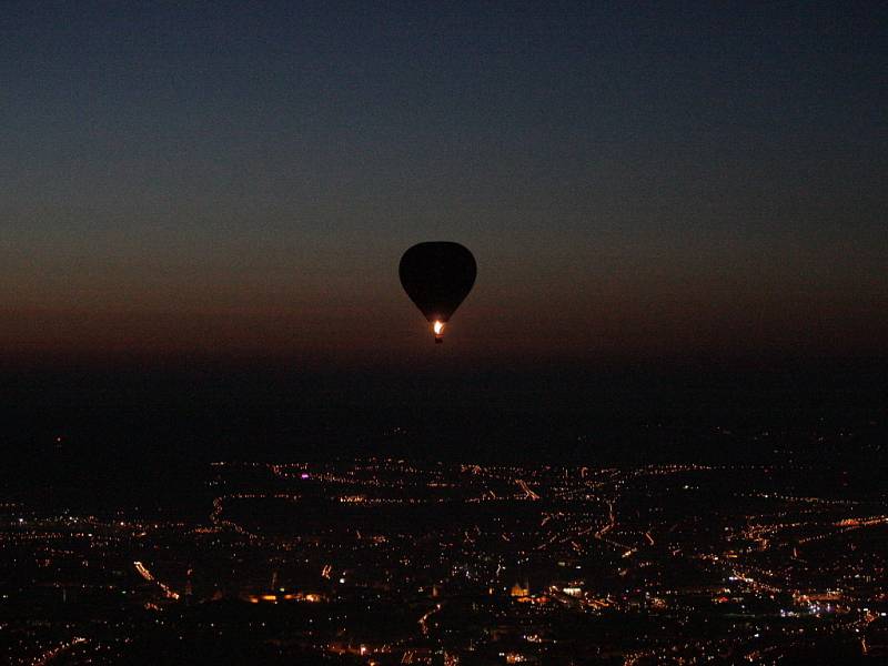 Noční balónové létání nad Brnem - objektivem fotografa Deníku.