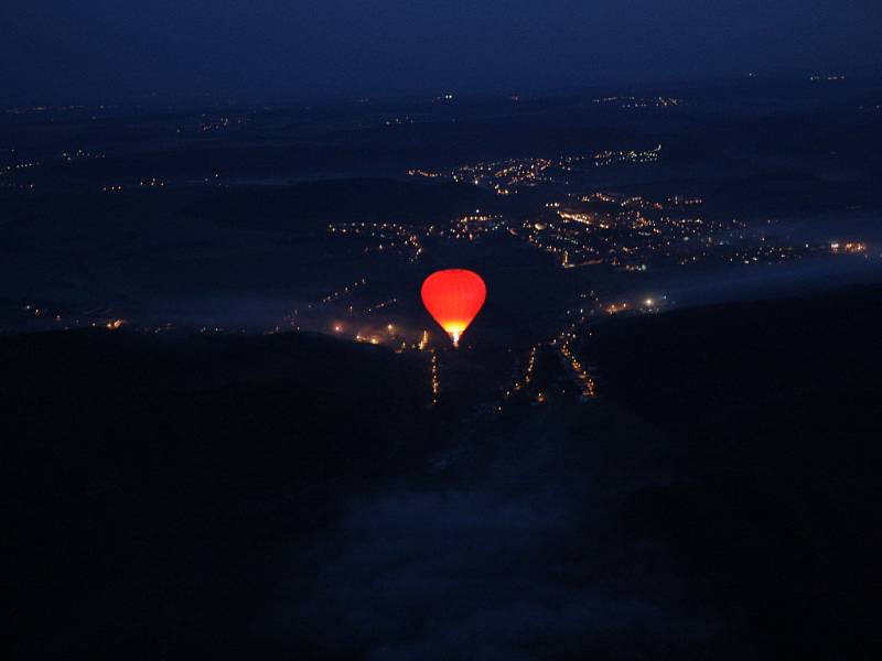 Noční balonové létání nad Brnem - objektivem fotografa Deníku.