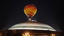 Noční balonové létání nad Brnem - objektivem fotografa Deníku.