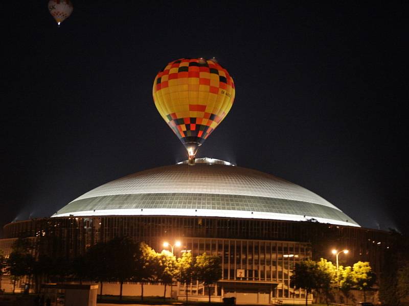 Noční balonové létání nad Brnem - objektivem fotografa Deníku.