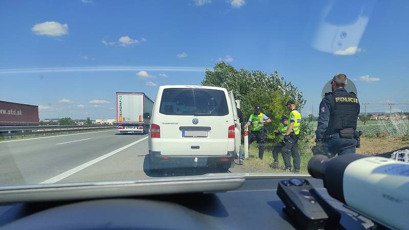 Celníci zadrželi na dálnici D2 u Brna dodávku s tuctem migrantů.