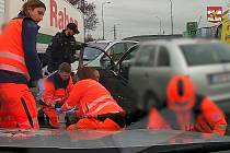 Policisté společně se záchranáři pomohli řidiči, kterou kvůli zdravotním problémům boural v Jedovnické ulici v Brně.