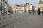 Brno 20.3.2020 - srovnání místa před a po zákazu pohybu bez zakrytých úst a nosu - náměstí Svobody