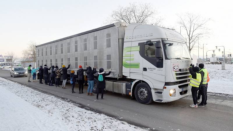 Protest aktivistů skupiny Brno Chicken Save v Modřicích proti zabíjení zvířat.