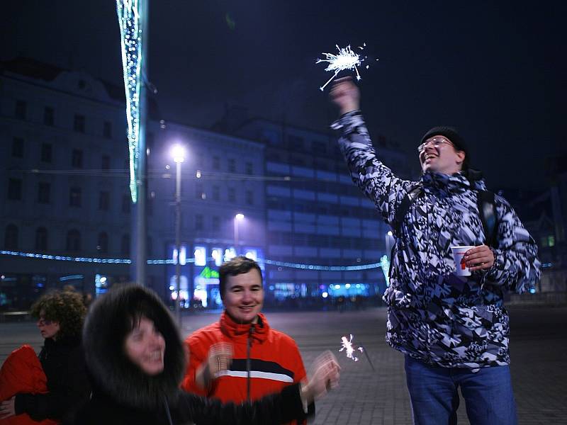 Konec starého a začátek nového roku přišly na náměstí Svobody v Brně oslavit tisíce lidí.