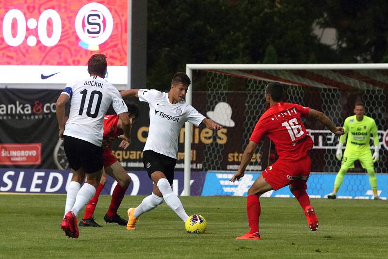 Domácí FC Zbrojovka Brno v červeném proti AC Sparta Praha.