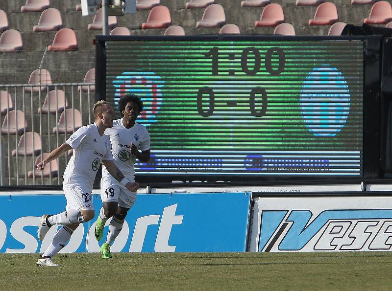 Brněnští fotbalisté (v červeném) ve dvacátém kole nejvyšší soutěže doma prohráli s Mladou Boleslaví jednoznačně 0:3