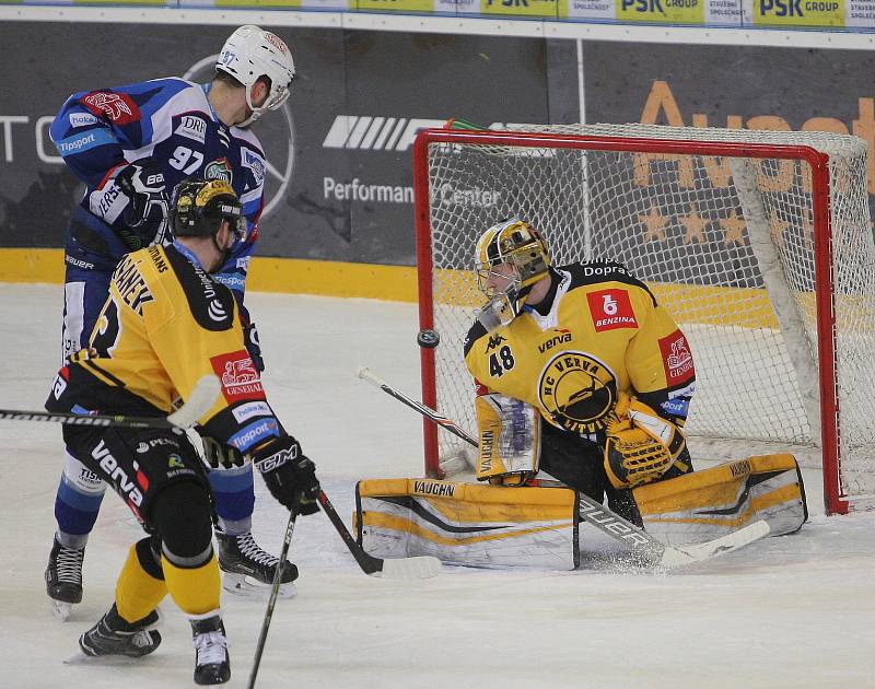 Hokejisté brněnské Komety (v modrém) v posledním 52. kole základní části extraligy přehráli poslední Litvínov 4:0.