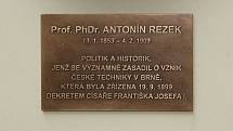 V budově rektorátu brněnského VUT odhalil rektor Petr Štěpánek bronzový reliéf Antonína Rezka.