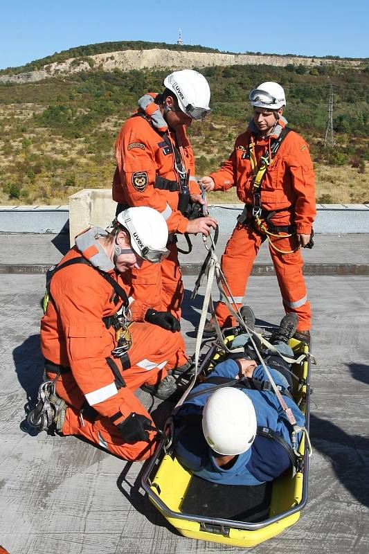 Jihomoravským záchranářům pomáhá vrtulník s vyprošťováním lidí, kteří uvízli na nepřístupných místech. Jde o oběti, horolezce uvízlé ve skalách nebo třeba ztroskotané vodáky. Své umění předvedli v pátek v Brně.