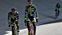 Trénink dráhových cyklistů Dukla Brno na velodromu.