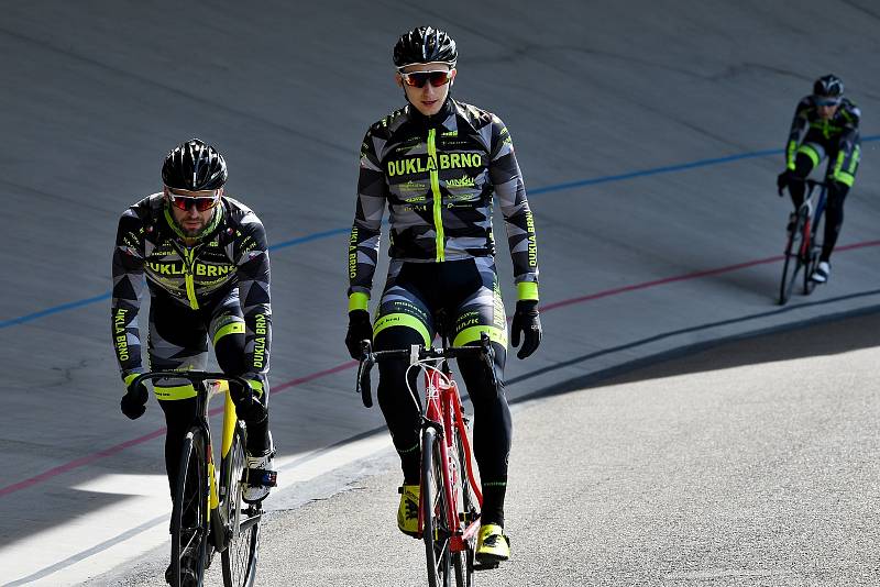 Trénink dráhových cyklistů Dukla Brno na velodromu.