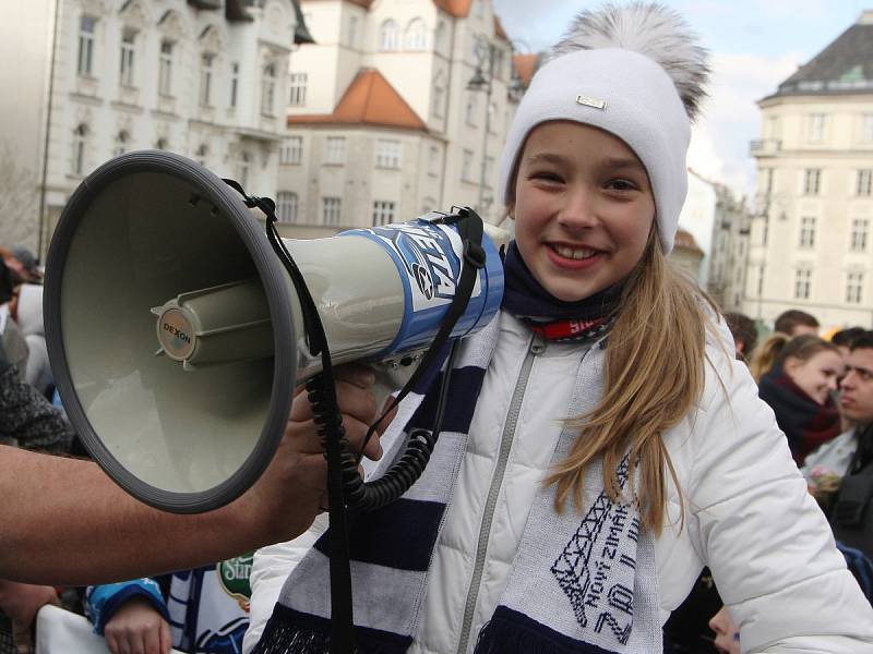  Tisíce fanoušků se znovu sešly před velkoplošnými obrazovkami na brněnském Zelném trhu, aby fandily Kometě ve třetím zápase finálové série hokejové extraligy proti Bílým Tygrům z Liberce.