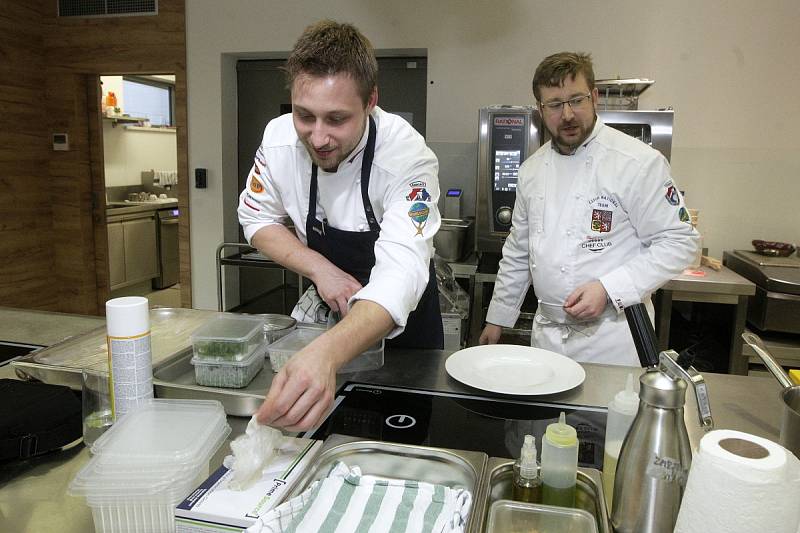 Český Národní tým kuchařů se v Moravanech na Brněnsku připravoval na podzimní kuchařskou olympiádu. Piloval soutěžní tříchodové menu.