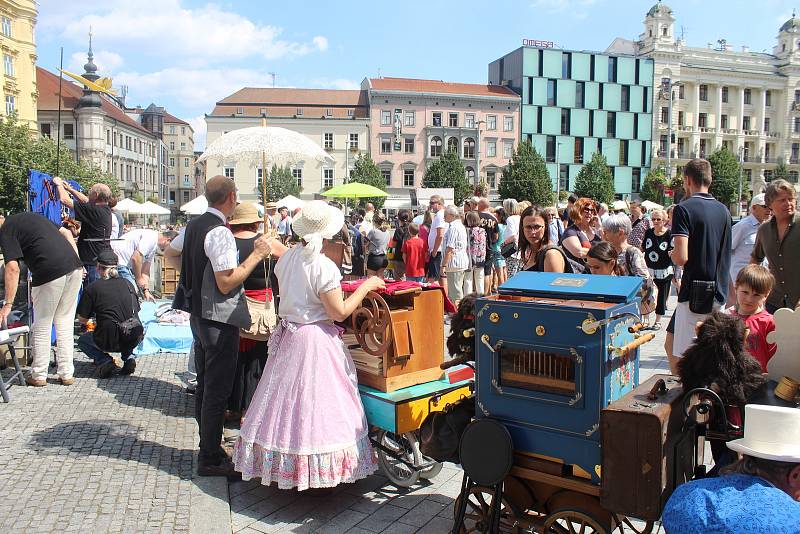 Asi dvacet lidí s flašinety se zúčastnilo devátého Mezinárodního setkání flašinetů v Brně. Flašinety staré i sto let přivezli lidé nejen z Česka, ale i Německa, Francie či Itálie.