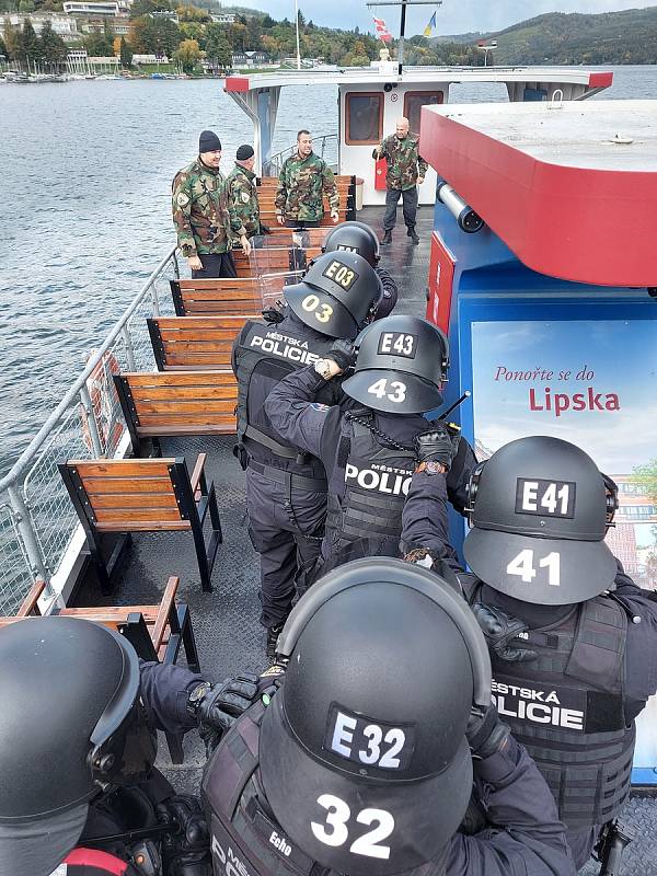 Brněnští strážníci v pondělí cvičili zásah na lodi na hladině Brněnské přehrady.