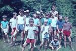 Družina mladších chlapců (Vlčat) na táboře střediska Českého junáka 603.20 Silůvky na táboře U Podmedlovského mlýna v roce 1970.