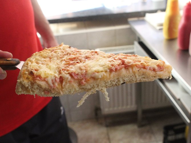 Pizzu z okénka v ulici Česká v Brně znají snad všichni obyvatelé města. Za třicet let, co ji prodávají, se téměř nezměnila. Někteří lidé na ni nedají dopustit a to i přesto, že se od opravdové italské pizzy výrazně liší