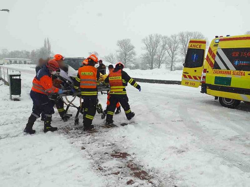 Jihomoravští hasiči vyjíždí od čtvrtečního rána k nehodám kvůli hustému sněžení.