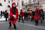Svátek svatého Valentýna si skupina žen a mužů vybrala k protestu proti násilí na ženách. Přes dvacet jich na Moravském náměstí zatančilo společnou choreografii na píseň Break the Chain.