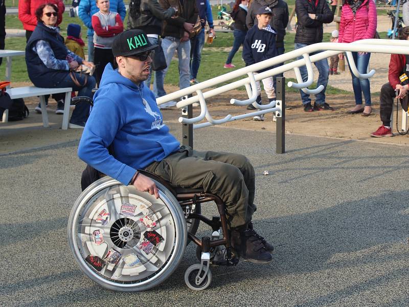 První workoutové hřiště pro handicapované se ve středu v Jundrově otevřelo Brňanům.