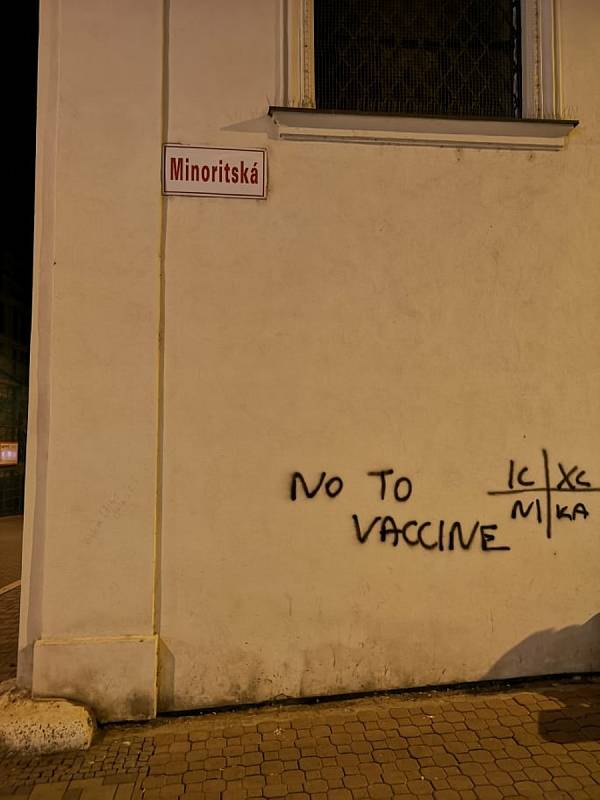 Černým graffiti vandal poškodil budovy v centru Brna.