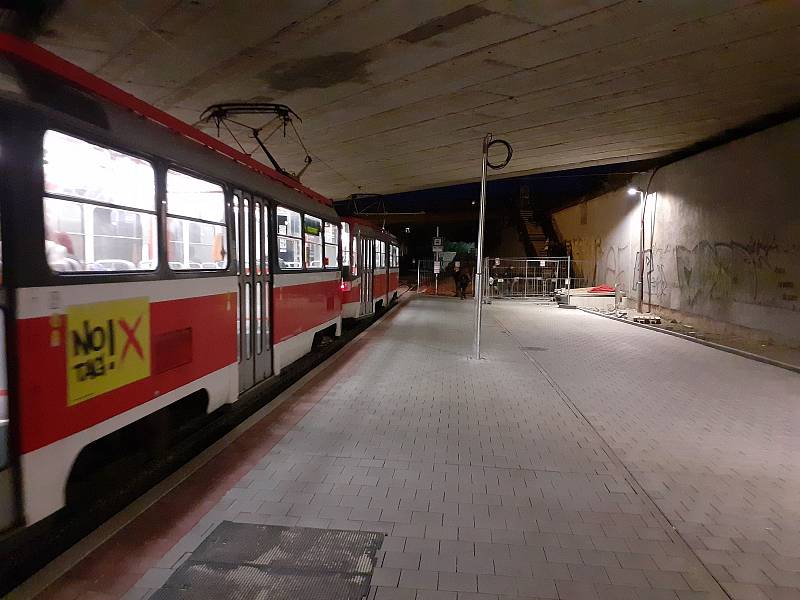 Tramvajová zastávka Osová umístěná pod mostem už zmizela.