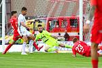 Fotbalisté Zbrojovky (v červeném) v šestém kole nejvyšší soutěže podlehli na domácím hřišti Karviné 0:2.