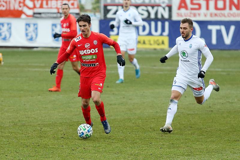 Fotbalisté Zbrojovky (v červeném) zahájili prvoligové jaro remízou v Mladé Boleslavi.