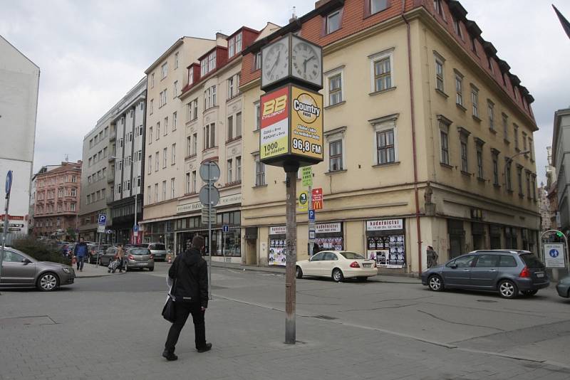 Většina hodin na veřejných prostranstvích v Brně ukazuje nesprávný čas.