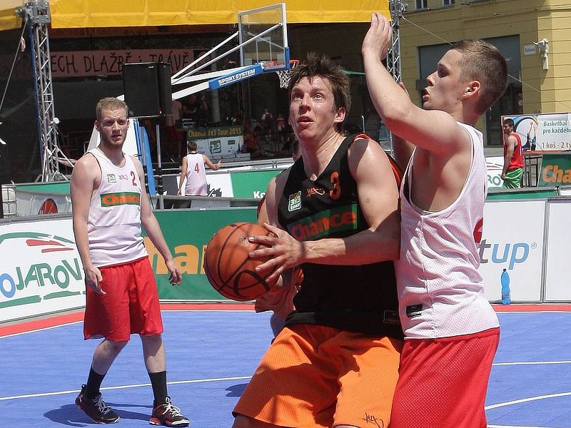 Letní šestidílný seriál basketbalové disciplíny tři na tři zavítal v sobotu také na brněnské náměstí Svobody. 