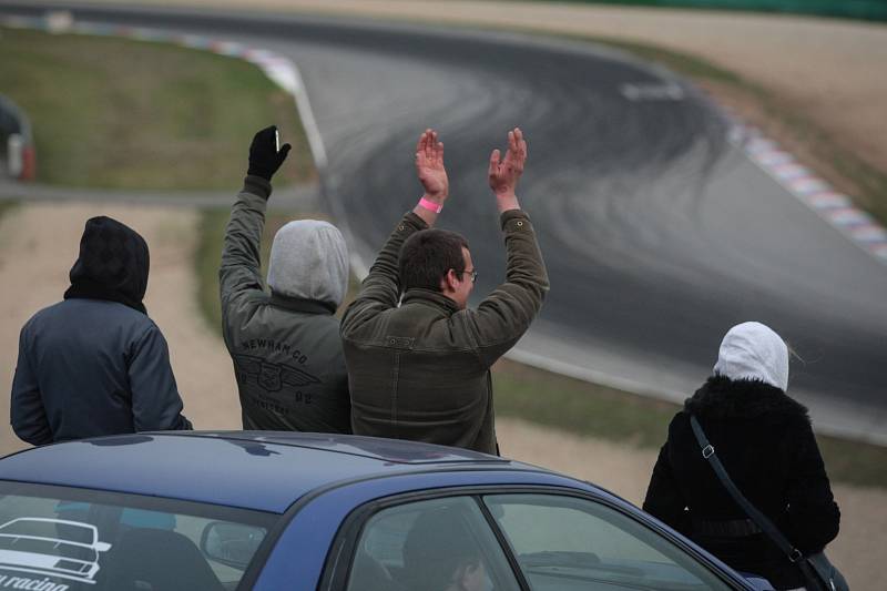 Po sobotě, kdy Masarykově okruhu vládly automobily při vytrvalostním Epilogu, je v neděli vystřídali mistři smyků. Při vyvrcholení českého šampionátu Czech drift series si prvenství v nejprestižnější kategorii Pro vybojoval Marco Zakouřil.