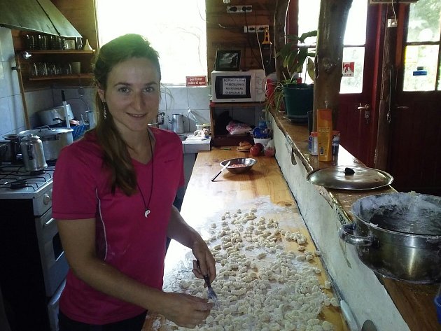 Tereza Mrvová při přípravě domácích bramborových noků.