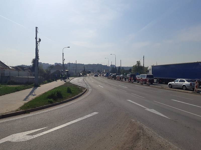 Kvůli zúžení u mostu přes řeku Svitavu u Tomkova náměstí se řidiči ve špičce zdrželi až hodinu.