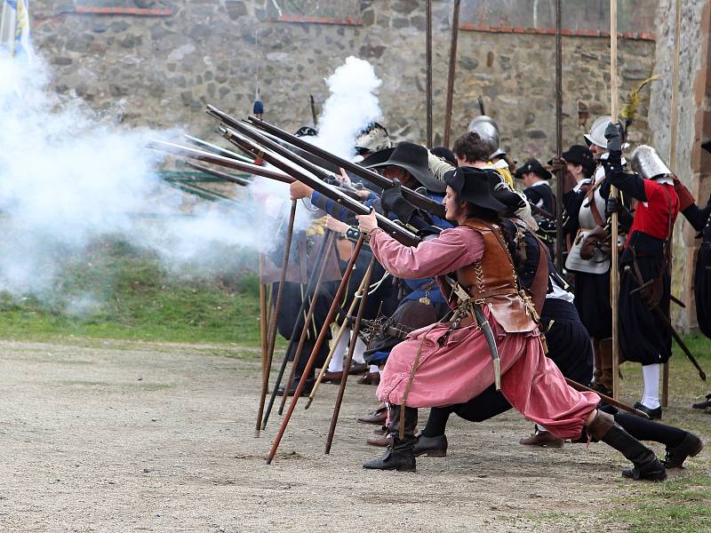 Skupina historického šermu Houwaldův regiment předvedla v sobotu na hradě Veveří návštěvníkům ukázky z výcviku švédských mušketýrů z období třicetileté války.