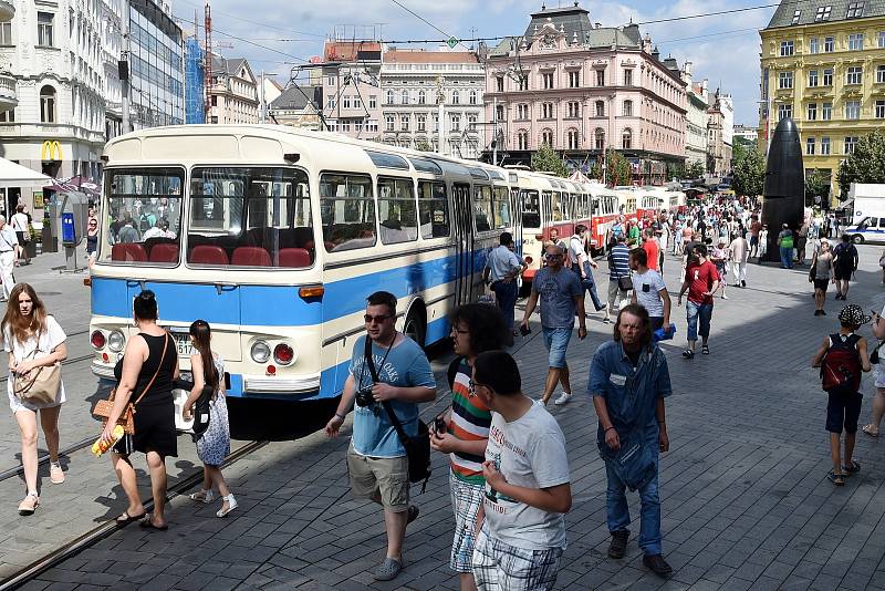 Brno 20.3.2020 - srovnání místa před a po zákazu pohybu bez zakrytých úst a nosu - náměstí Svobody