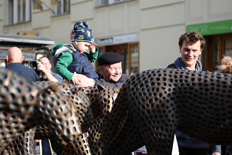 Sousoší Hejno vystřídalo na Galerii Šilingráku dílo sochaře Michala Gabriela s názvem Smečka.