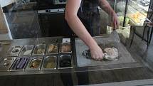 Výroba rolované zmrzliny v cukrárně Mada icecream na Kapucínském náměstí.