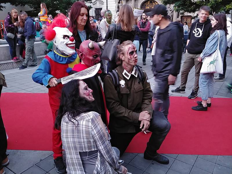 Brnem se prošly desítky děsivých zombie. Další ročník Zombie Walk Brno přilákal i stovky pozorovatelů v ulicích města.