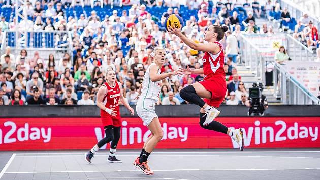 Česká reprezentace (v červeném) ve složení Kateřina Galíčková (číslo 3), Karolína Šotolová (číslo 9), Anna Rylichová (číslo 14) a Alžběta Levínská (číslo 12) obsadila na MS v trojkovém basketbalu desátou pozici.