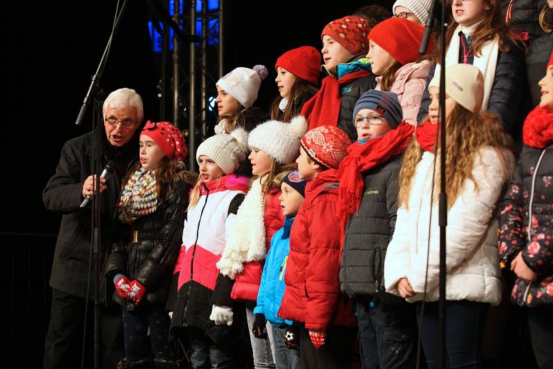 Koledy zpívali s Deníkem lidé v Brně. Při celorepublikové akci Česko zpívá koledy.