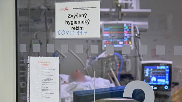 Pacient s nemocí covid-19 leží 16. října 2020 na anesteziologicko-resuscitační klinice Fakultní nemocnice u svaté Anny v Brně.