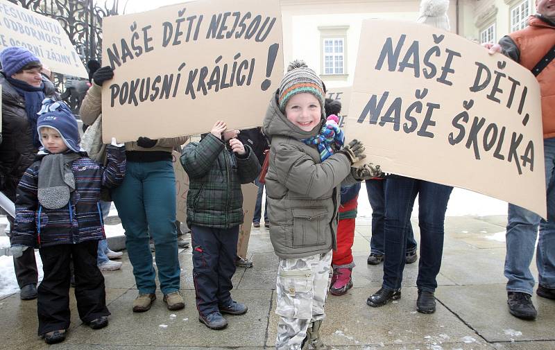 Tuřanští demonstrovali proti nově zvolené ředitelce na nádvoří brněnského magistrátu.