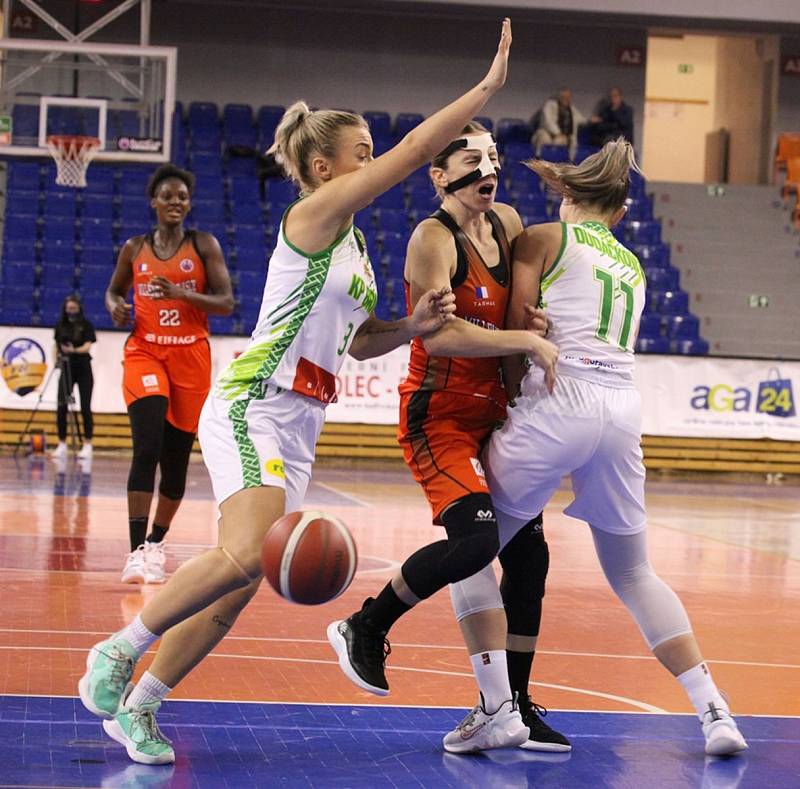 Basketbalistky Králova Pole (v bílém) prohrály s favorizovaným celkem Villeneuve 45:71.