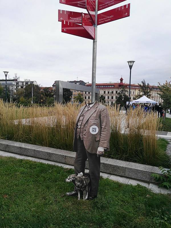 Zničená figurína Leoše Janáčka.