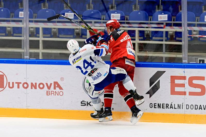 Generali Česká Cup: HC Kometa Brno (bílé dresy) - Mountfield Hradec Králové (červené dresy).